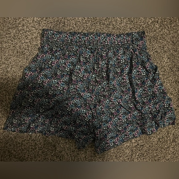 Suzy Shier Dressy Floral Shorts - Medium - NEW WITH TAG - Picture 3 of 3